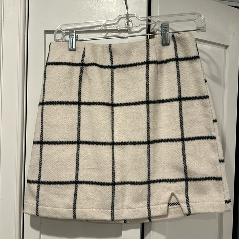 Plaid fuzzy white and black mini skirt
